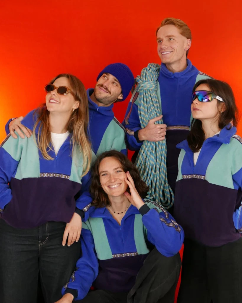5 personnes portant des polaires bleues de la marque l'Abel Polaire